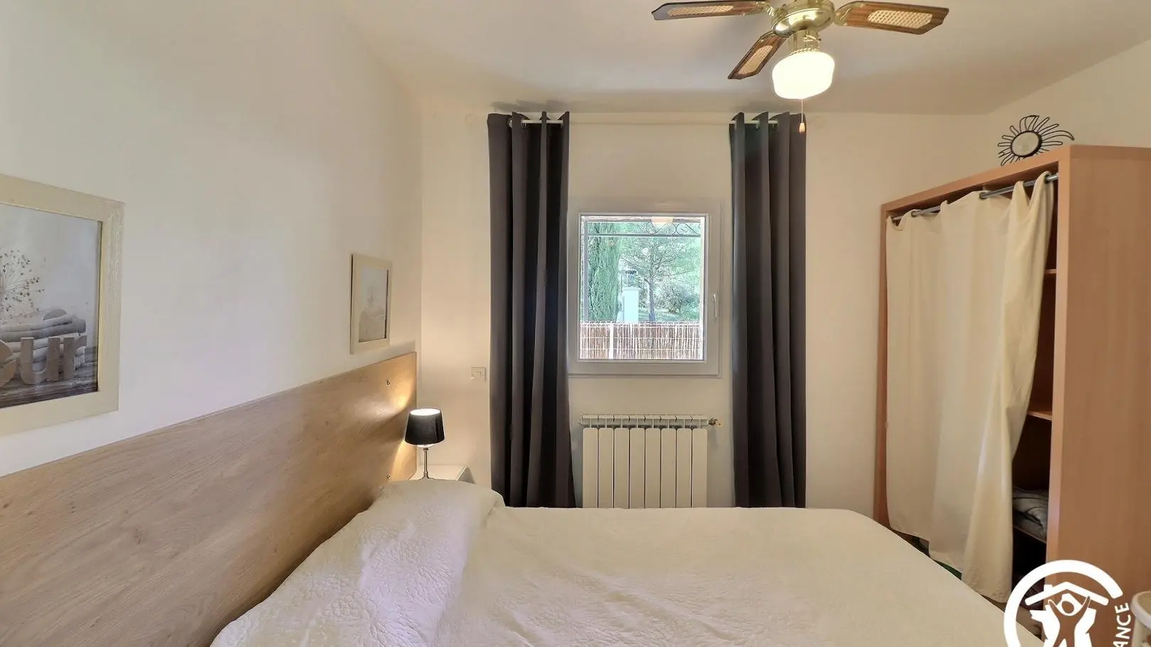 chambre avec ventilateur de plafond
