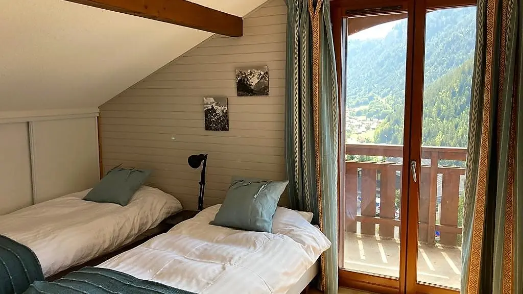 Chambre twin avec porte-fenêtre donnant sur le balcon