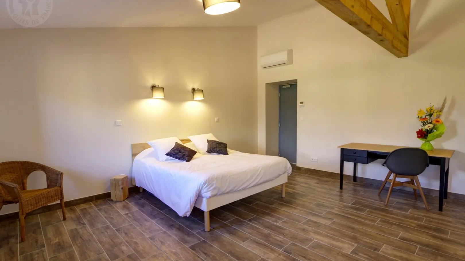 Chambre La Soie : 2 lits 90 et 1 lit 140. Sanitaires complets et privatifs.
