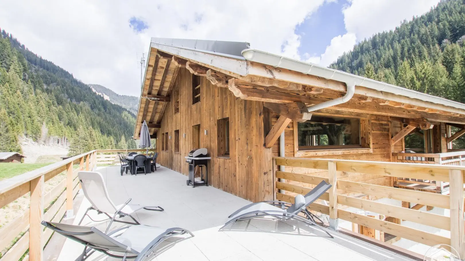 Terrasse avec mobilier de jardin, barbecue