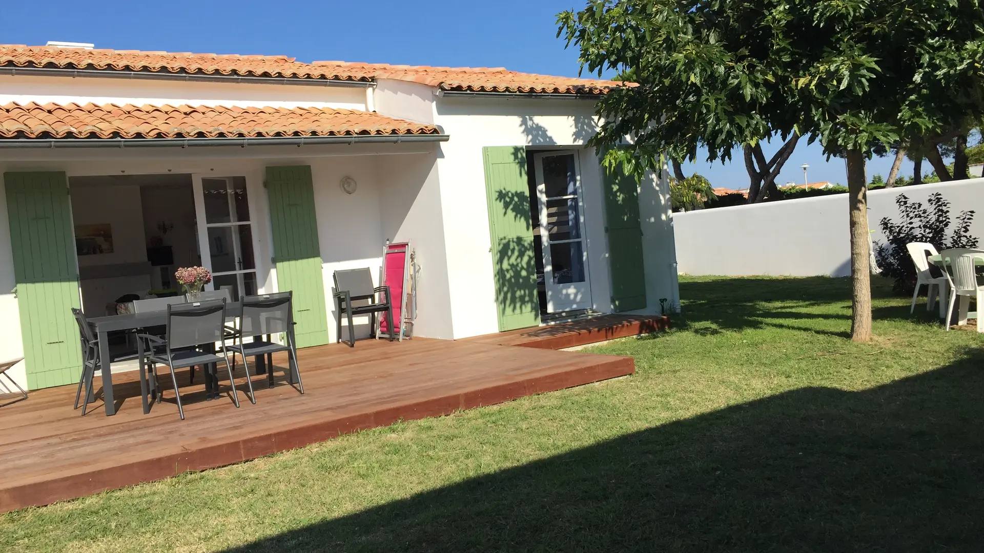 vue extérieure de la location avec terrasse et jardin
