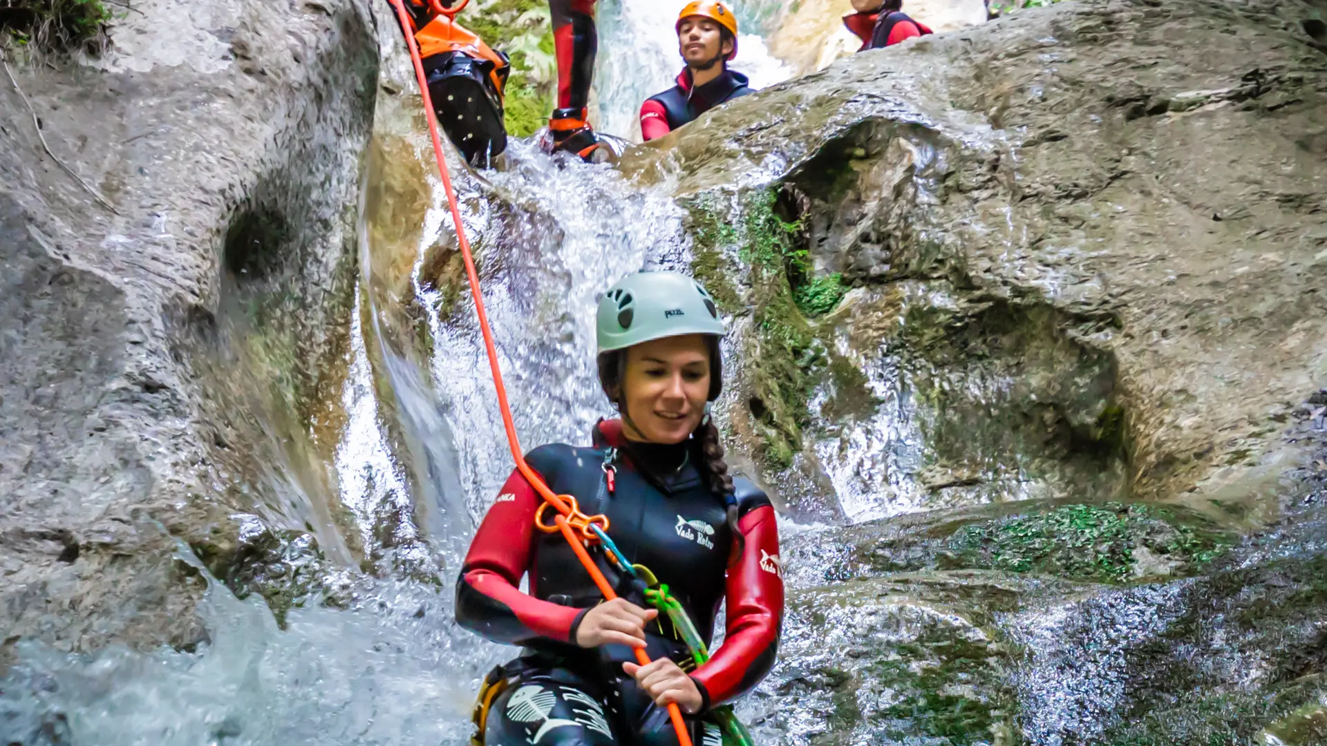 Eve qui descend pour la première fois en toboggan à l'aide d'une corde dans les gorges du Loup