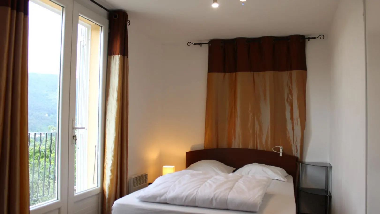 Gîte Le Grand-Chambre Lits double-Contes-Gîtes de France des Alpes-Maritimes