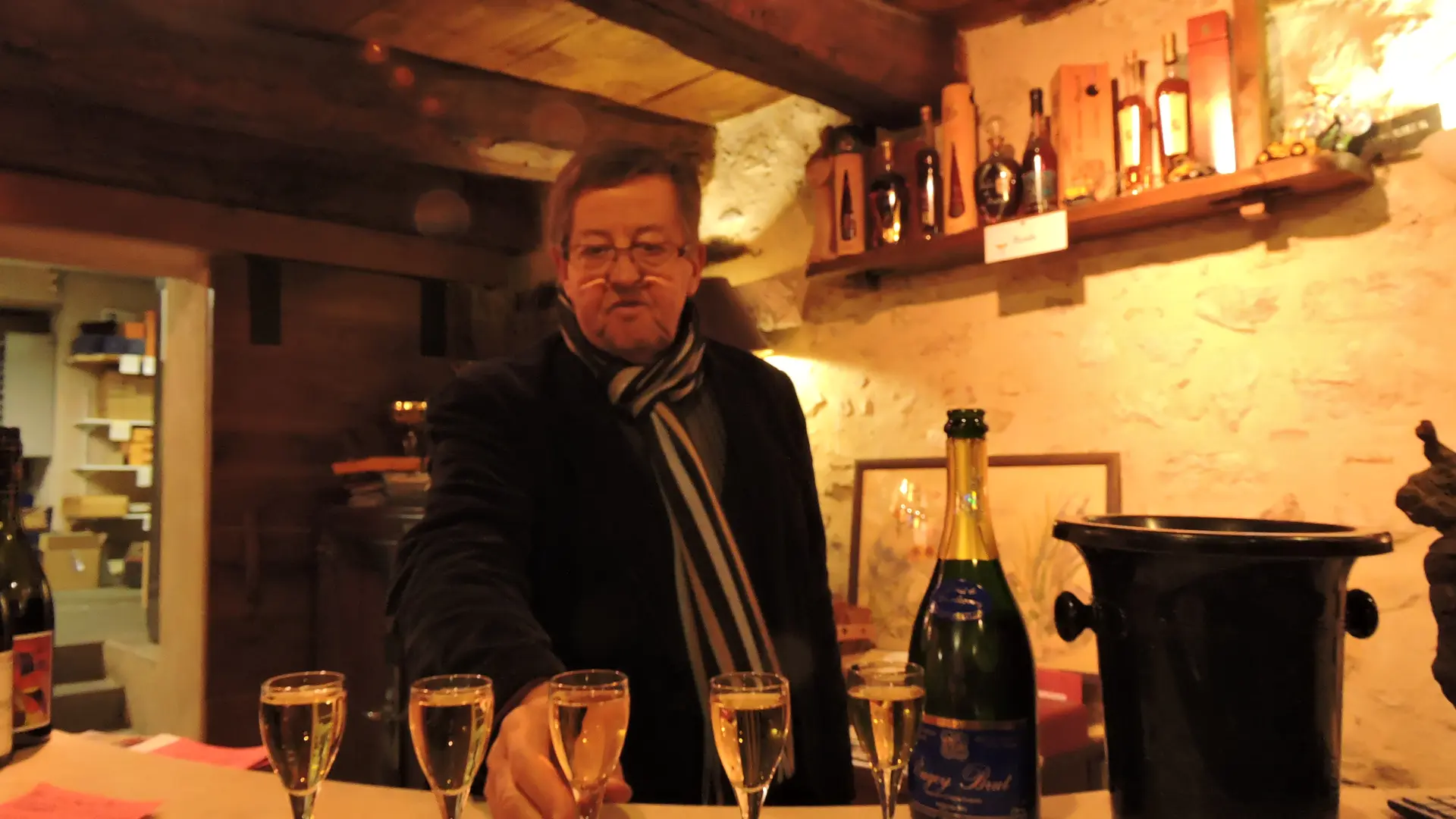 Dégustation à l'intérieur du Caveau Bugiste