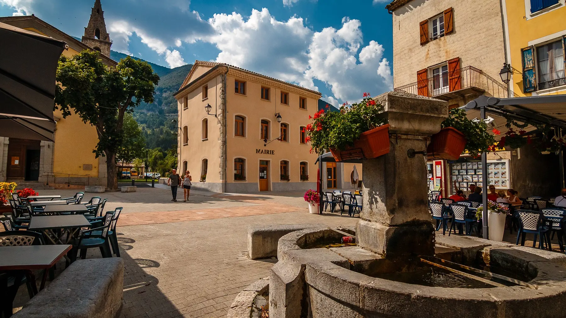 Place de l'église du village de Saint-André-les-Alpes