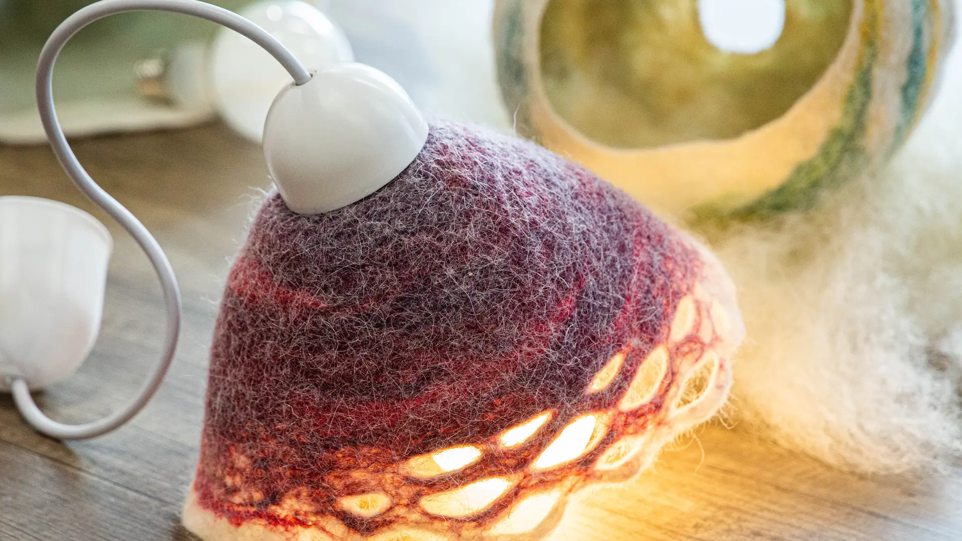 Abat-jour pour suspension en feutre de laine, réalisé en atelier d'initiation au feutrage