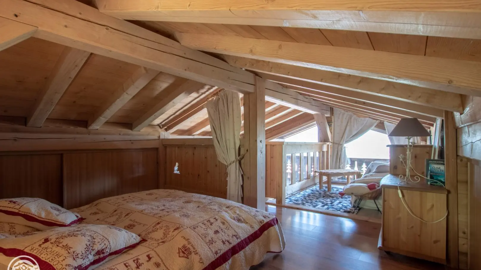 Mezzanine basse. 1,75m au plus haut et 1.33m au plus bas.