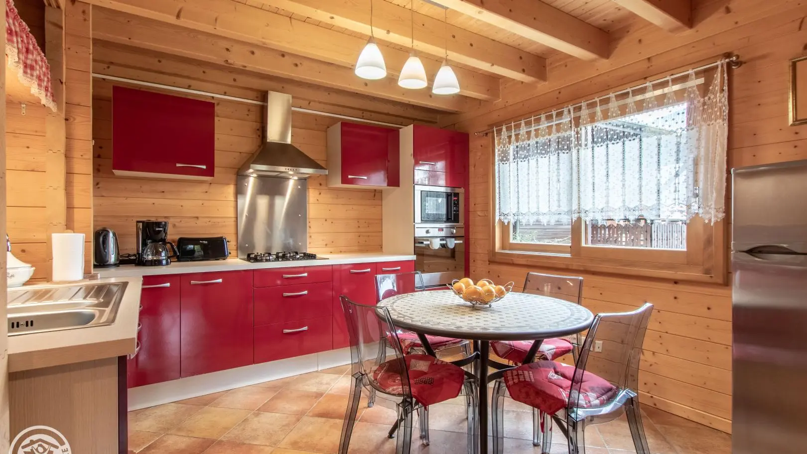 Cuisine équipée et espace repas