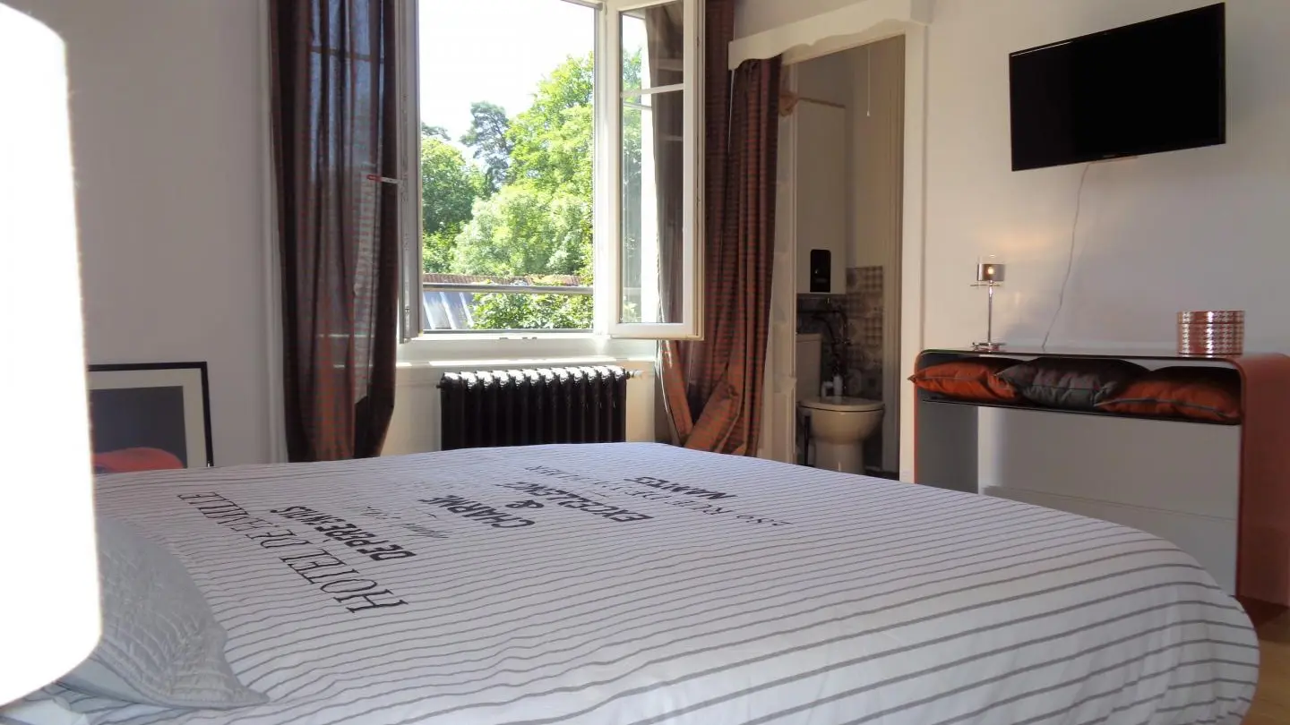 Chambre Orange : 1 lit 160 avec sanitaires complets et privatifs.