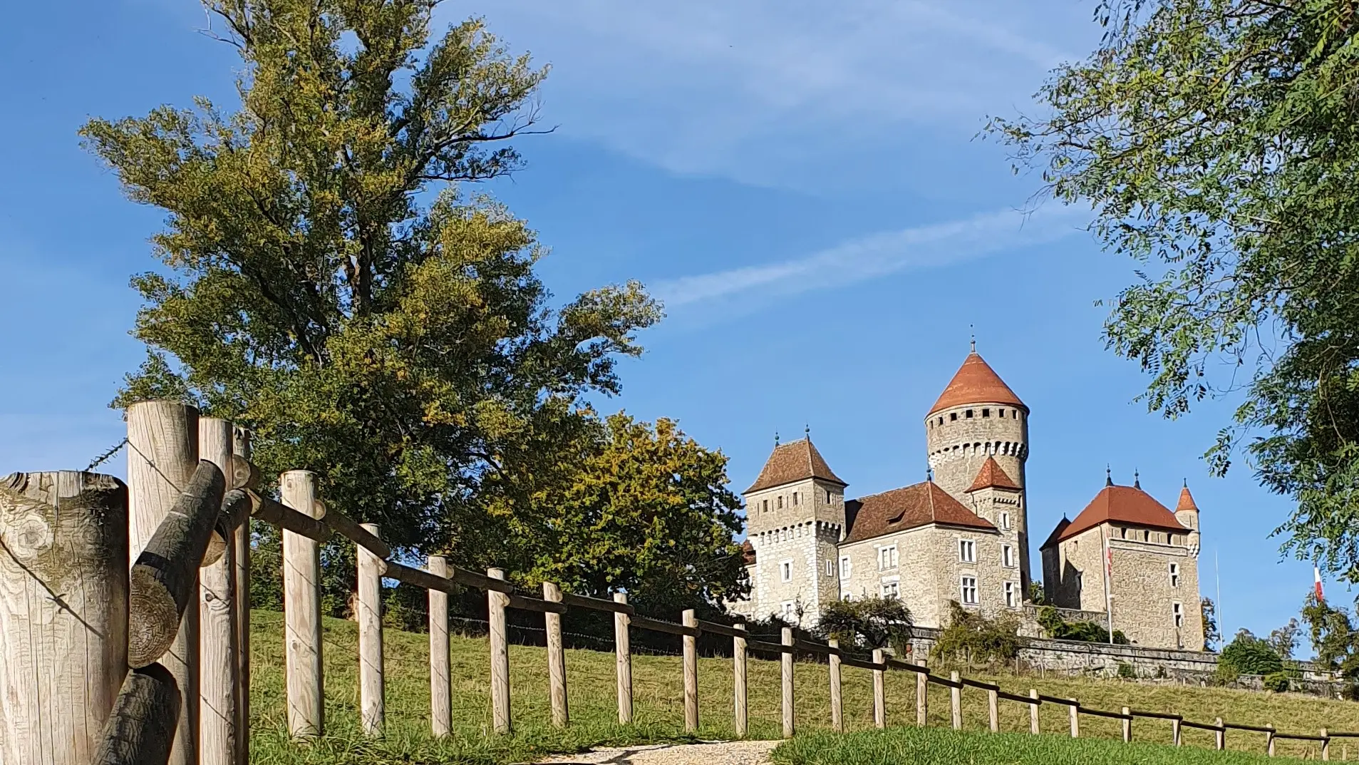 Sentier au bas du Domaine et Château de Montrottier