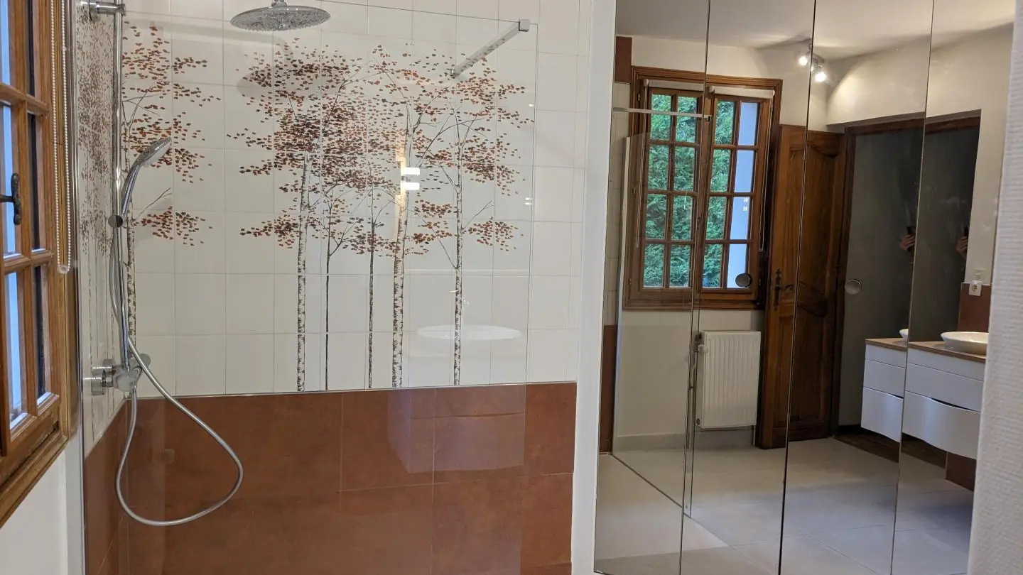 La salle de bains de la suite parentale avec douche
