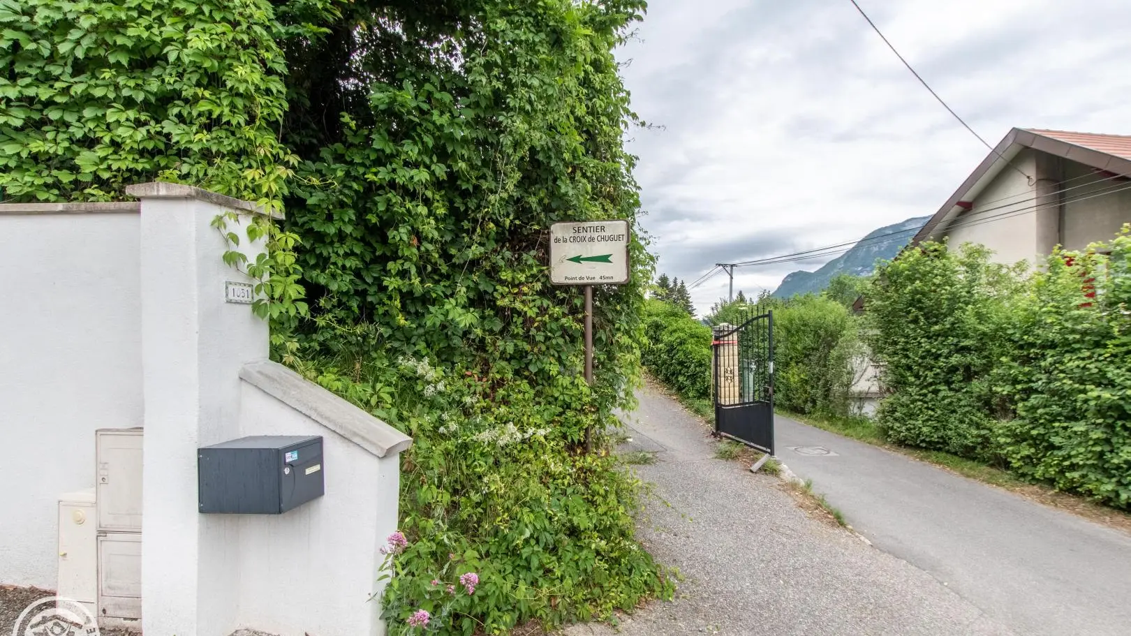 Sentier accessible devant l'entrée