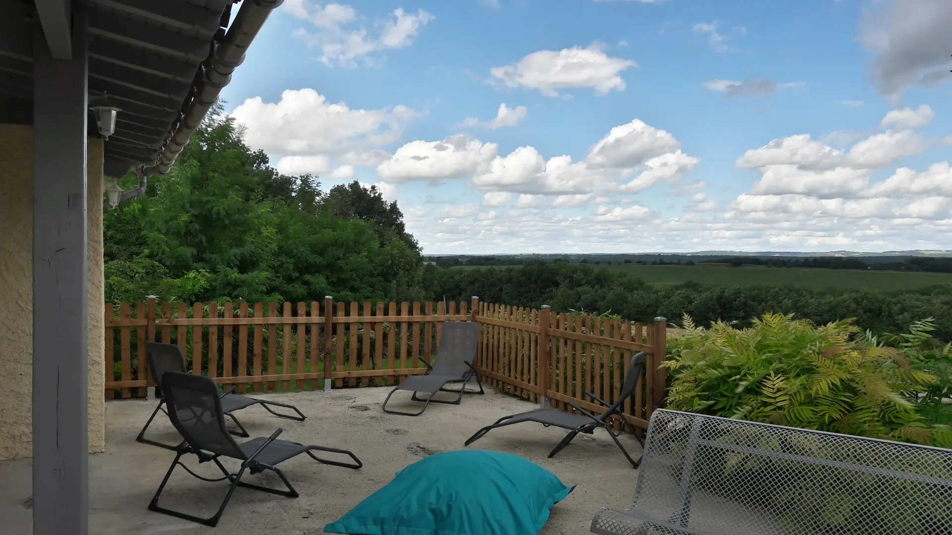 Le point de vue lointain depuis la terrasse