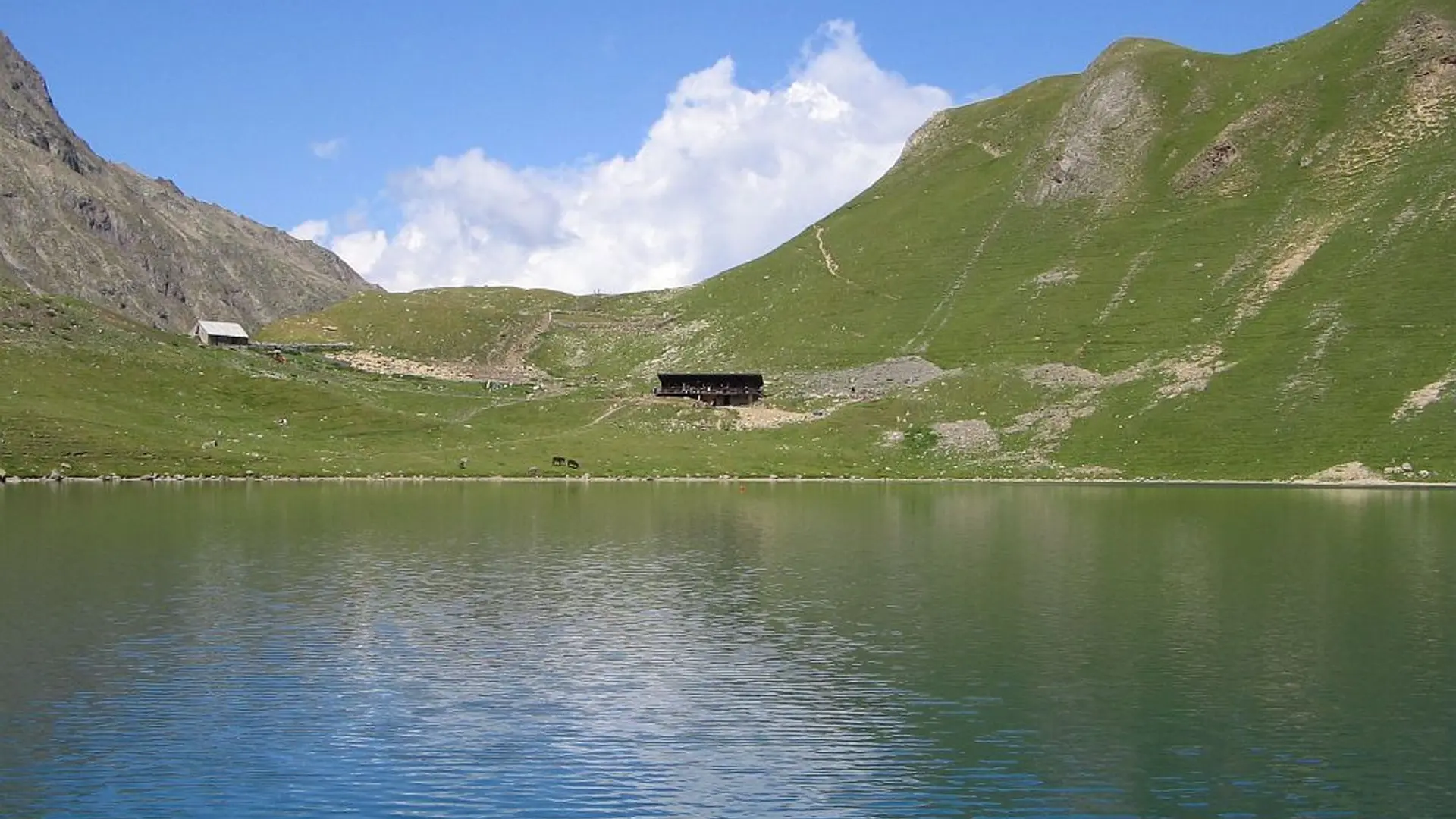 Le lac et le refuge de la Muzelle
