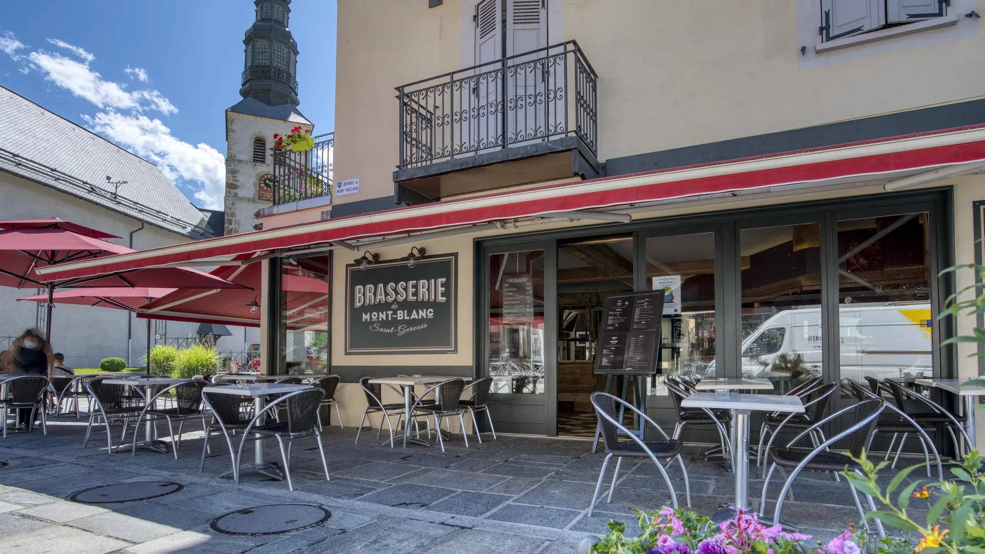 Terrasse ensoleillée avec vue sur l'église de Saint-Gervais