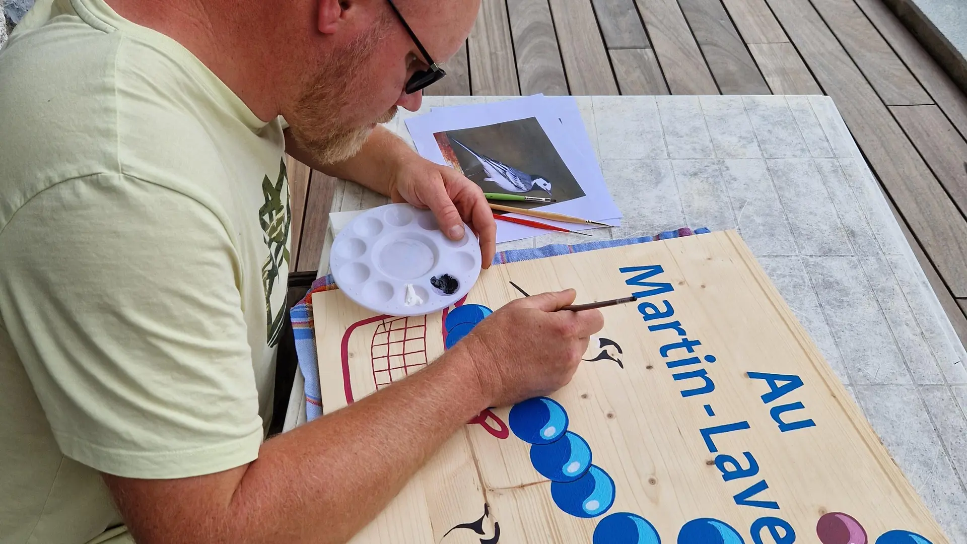 Peinture d'un motif pour une enseigne de magasin