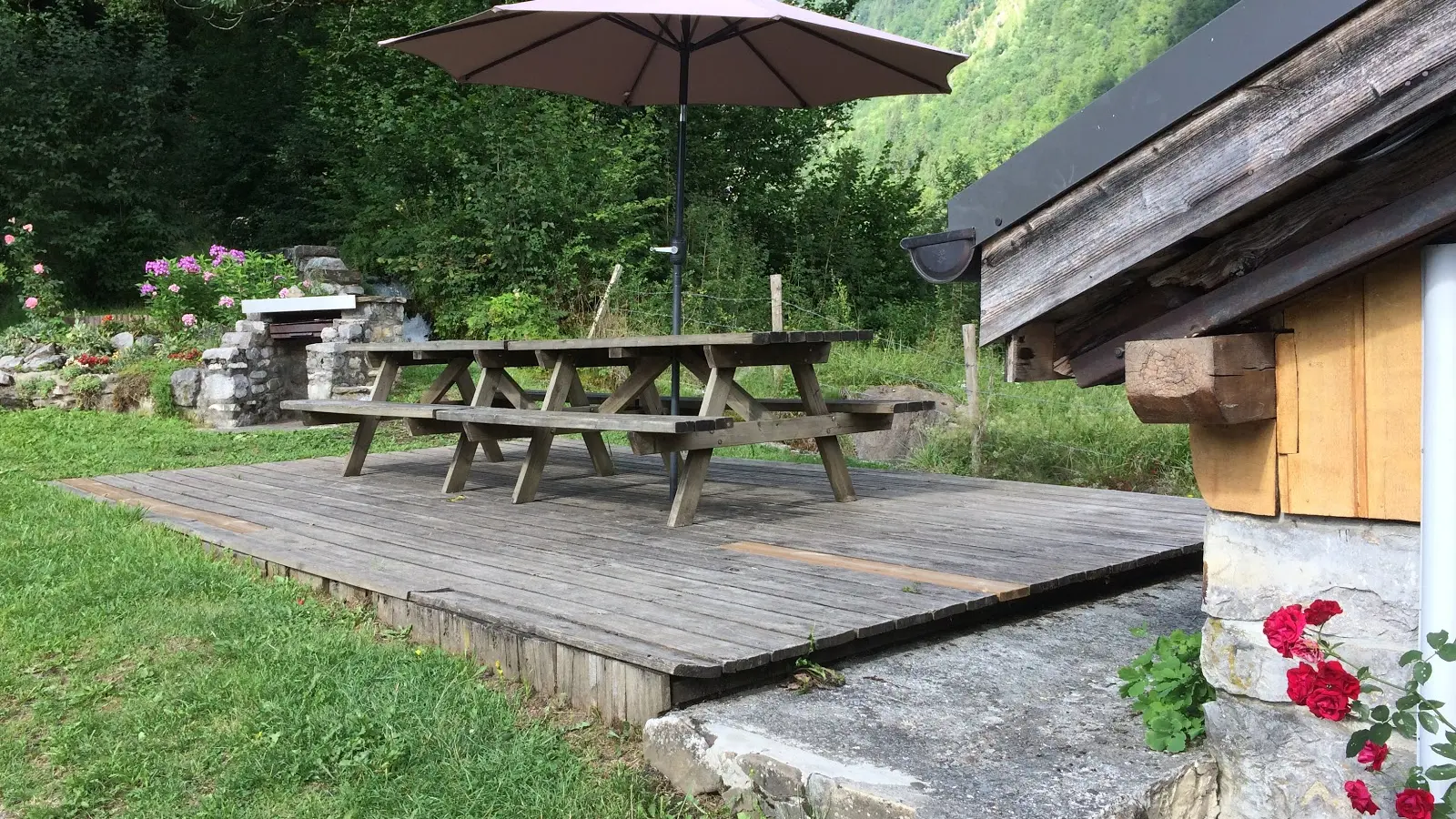 Vue sur le jardinet et le barbecue