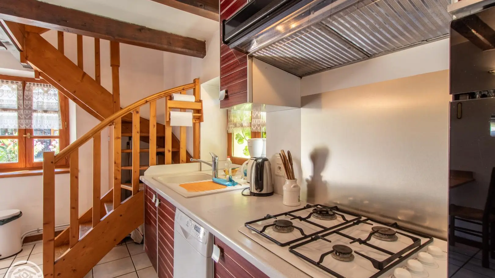 Cuisine ouverte avec escalier d'accès aux étages