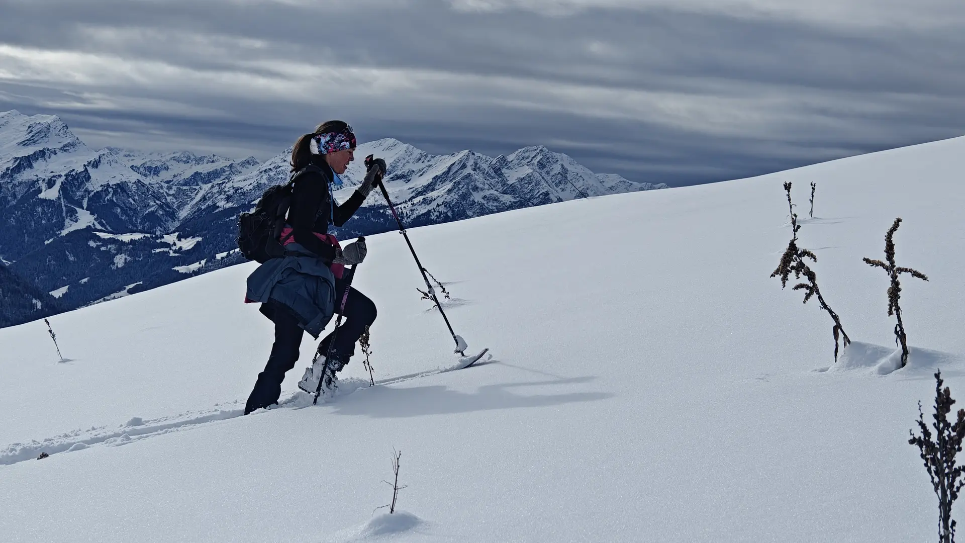 1 skieuse de randonnée en montée