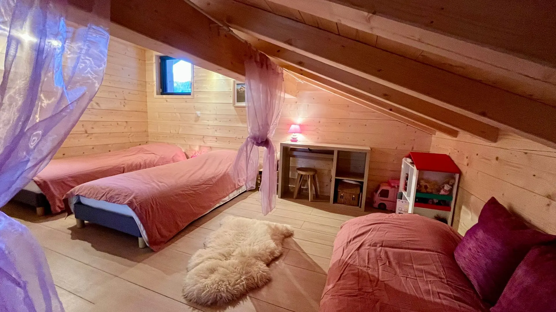 Chambre de l'appartement du haut