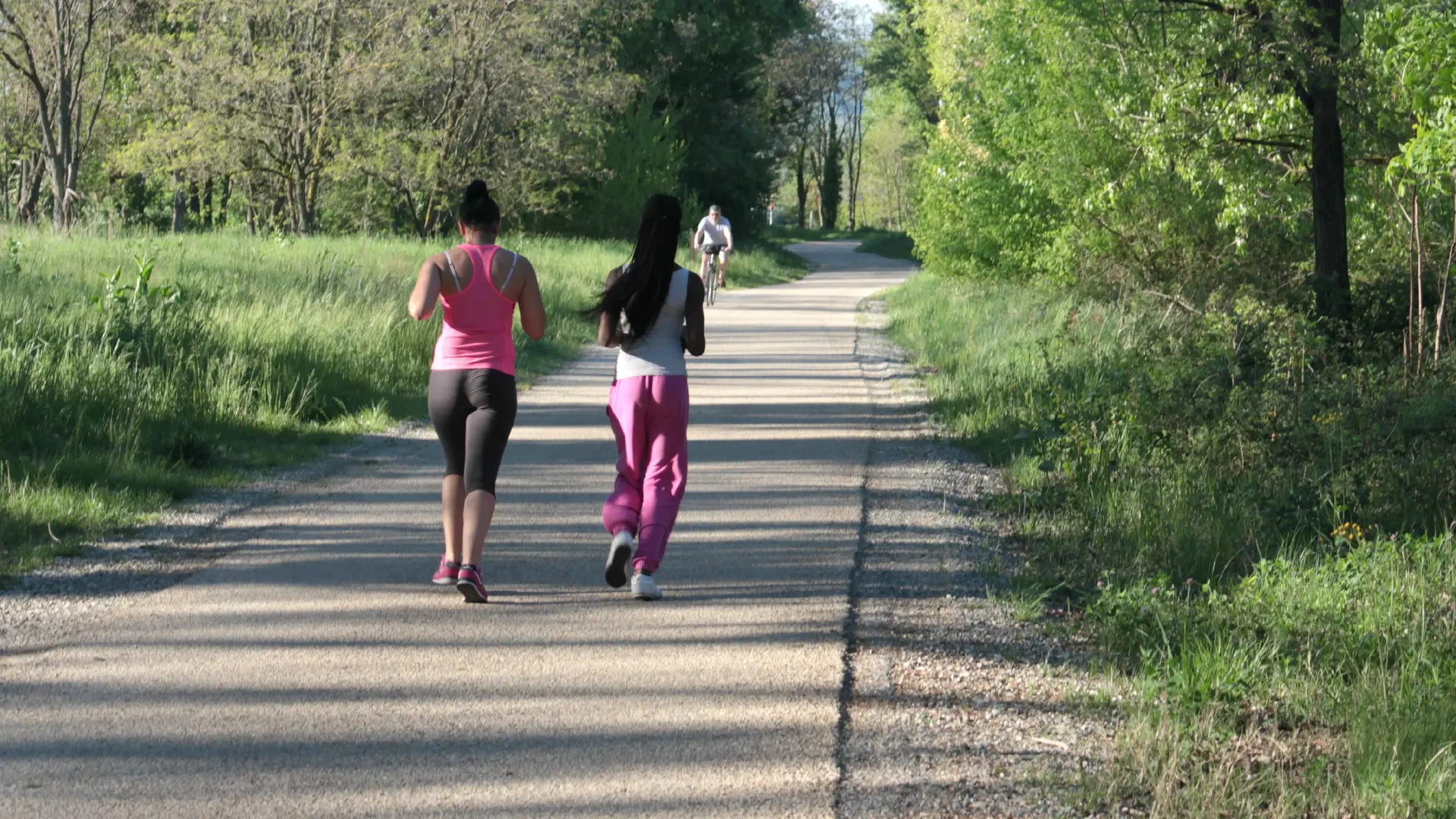 Joggeuses et Cycliste circulant sur la ViaRhona