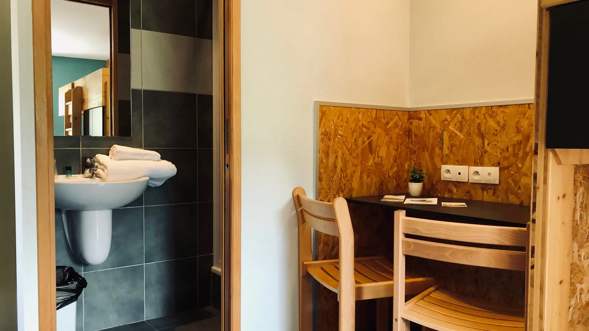 Vue de la salle de bain et du bureau d'une chambre