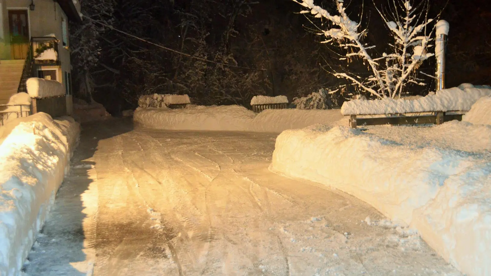 L'aire de dépose est dégagé par les propriétaires ...alors que les vacanciers n'hésitent pas à prendre les pelles à neige pour déneiger l'entrée de leur gîte.