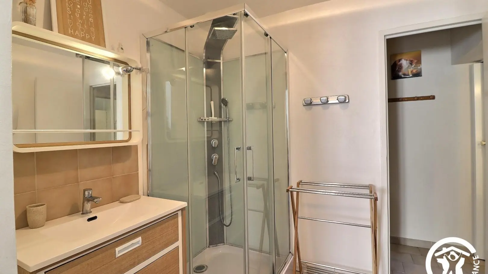 Salle d'eau avec cabine de douche et chauffage-sèche serviette