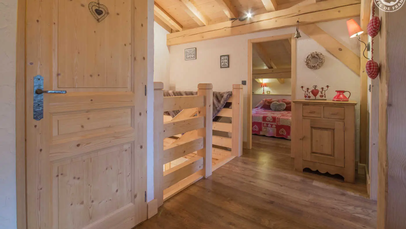 Mezzanine avec 2 chambres et un coin nuit, et une salle d'eau avec WC