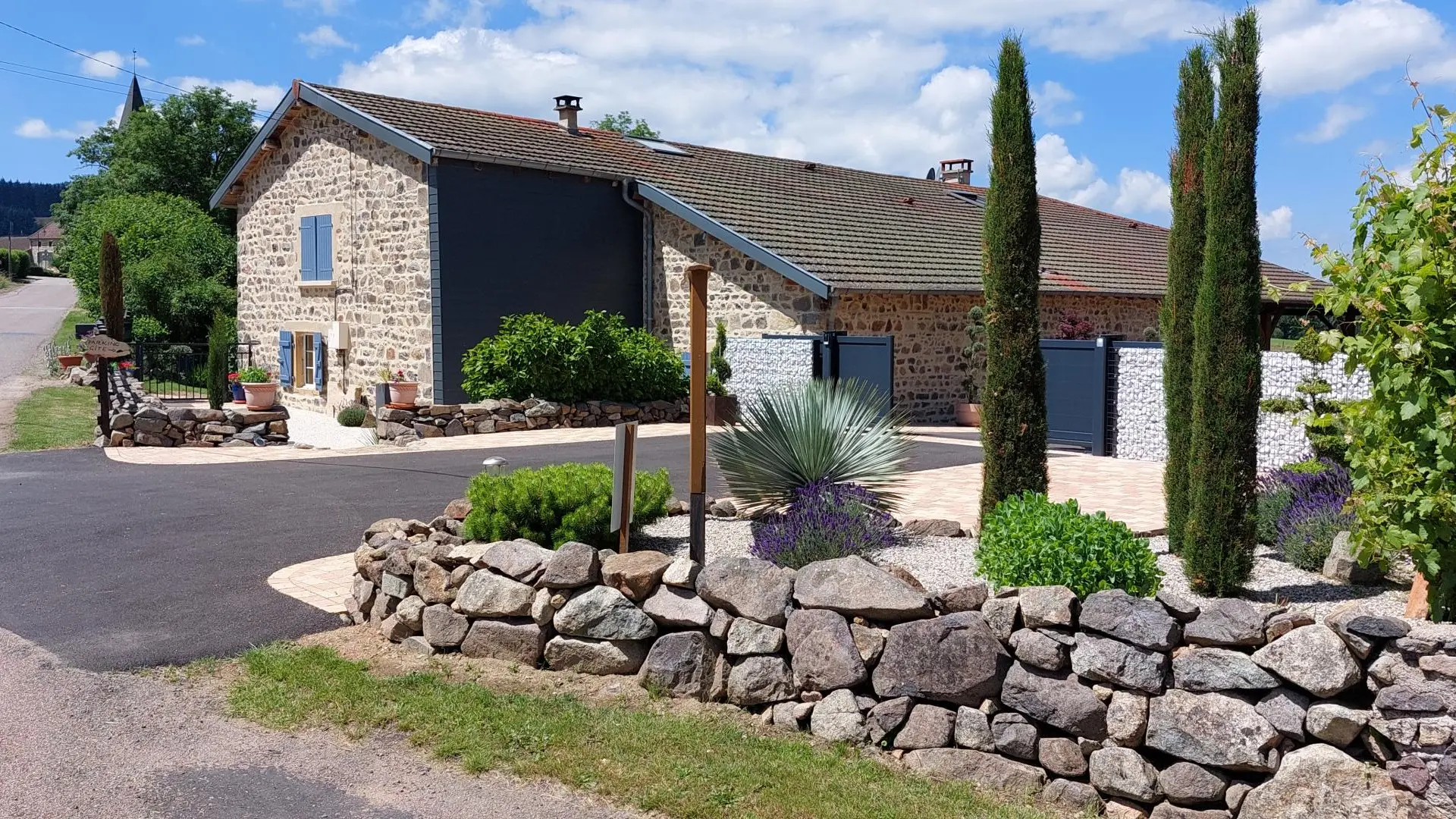 L'entrée du gîte au 179 route de la joie, lieu dit le Janin, vous êtes arrivés...