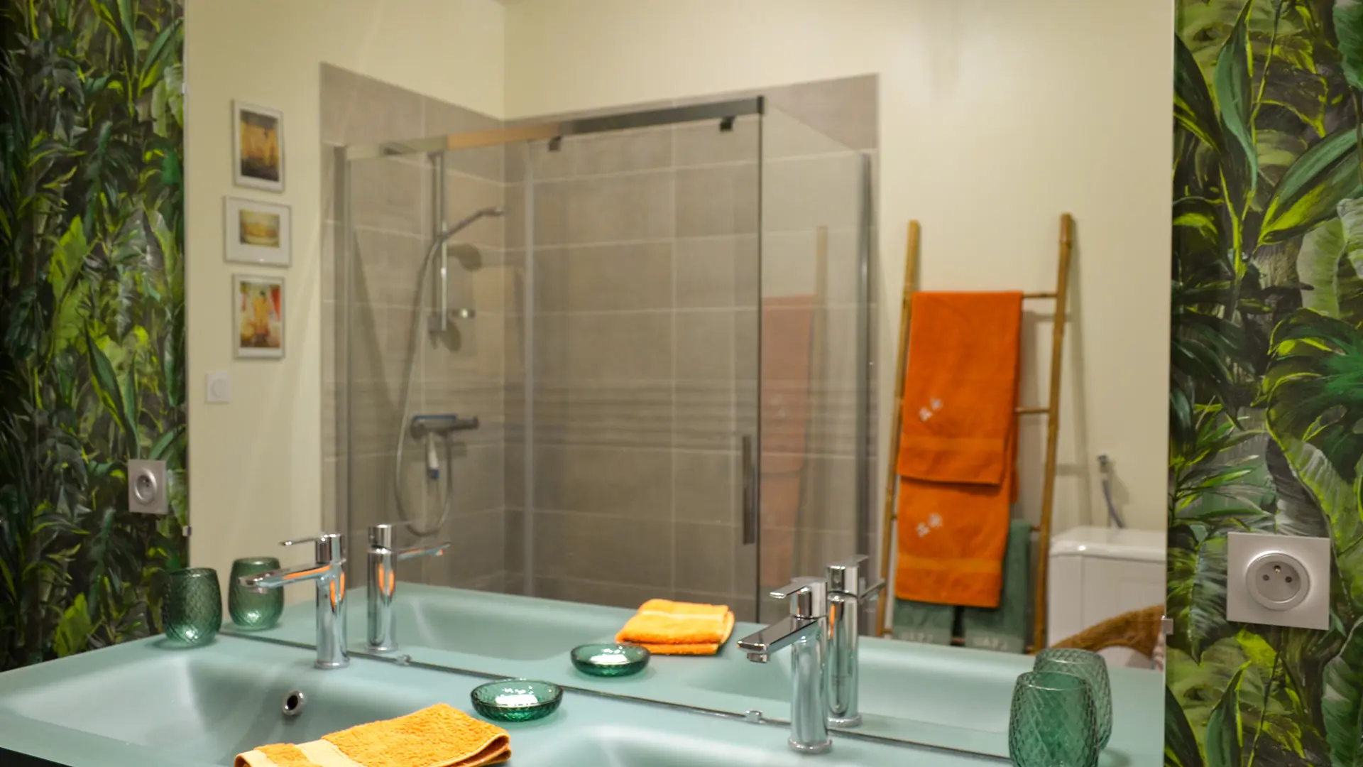 Salle d'eau avec 2 vasques en verre