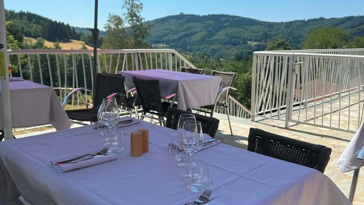 Manger sur la terrasse