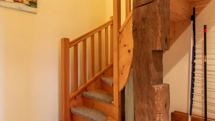 Escalier d'accès aux chambres et salles d'eau