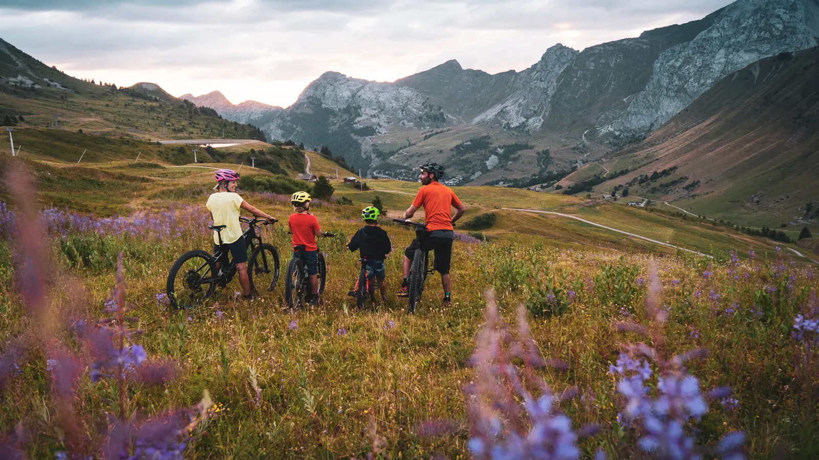 VTTistes contemplatifs face à la chaîne des Aravis