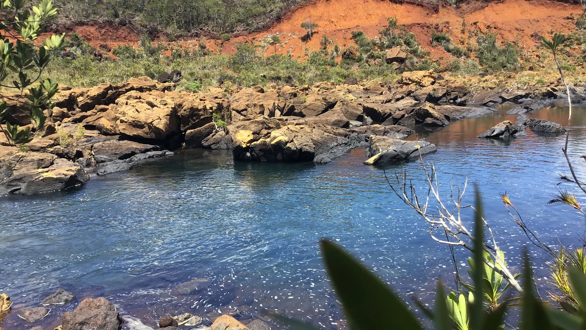 Détendez-vous avec le paisible son de l'eau qui coule entre les rochers...