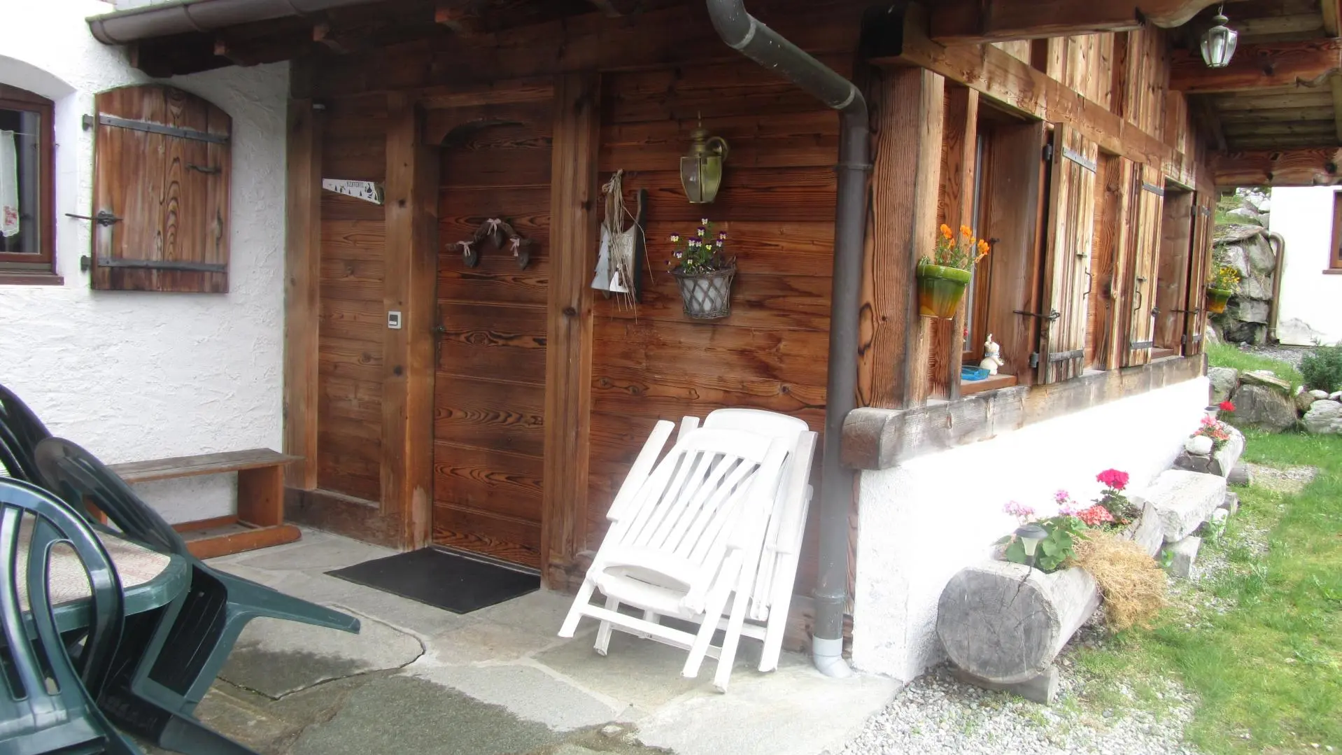 Entrée du bas de chalet avec terrasse, jardin, chaises, table, tout ce qu il faut pour passer de bonnes vacances