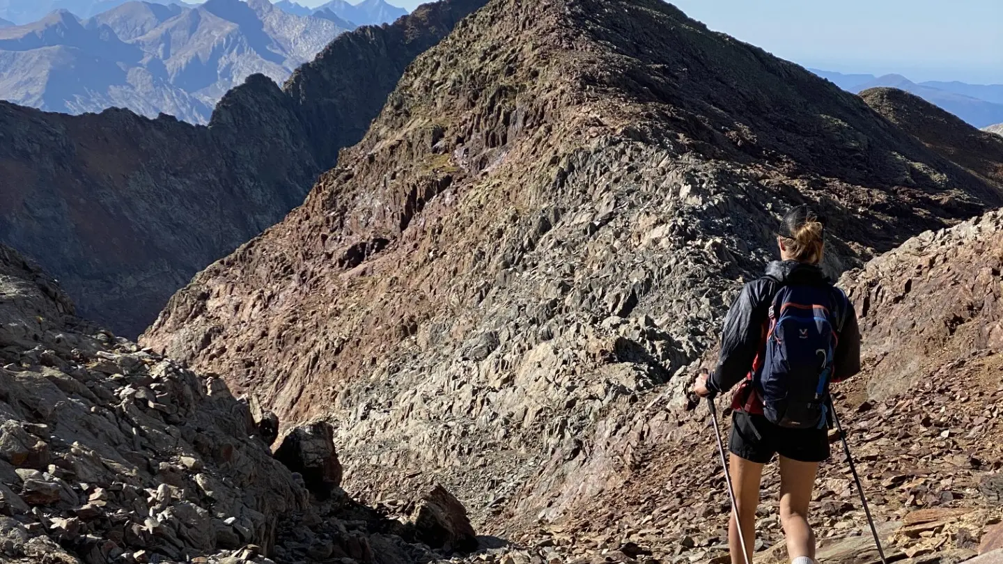 Randonneuse redescendant du Montcalm