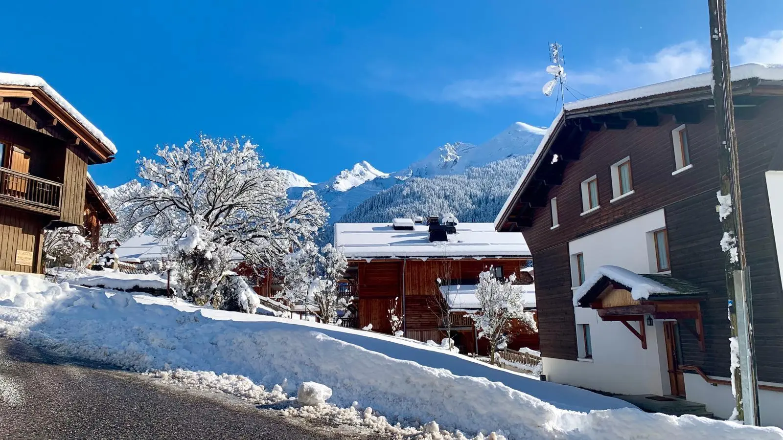 Vue sur la Chaîne des Aravis depuis la terrasse de l'appartement.Appartement situé plein sud.