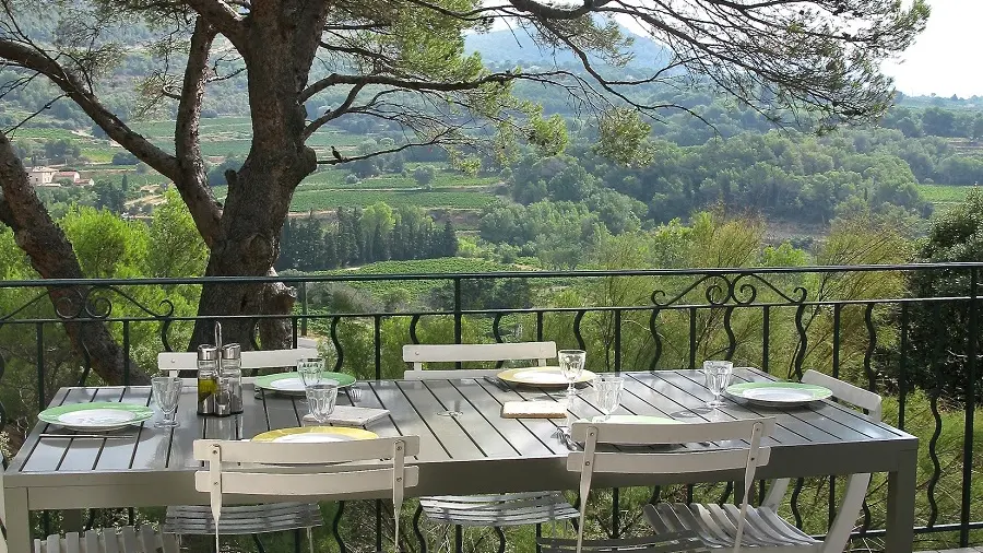 Table et terrasse est au 1er étage