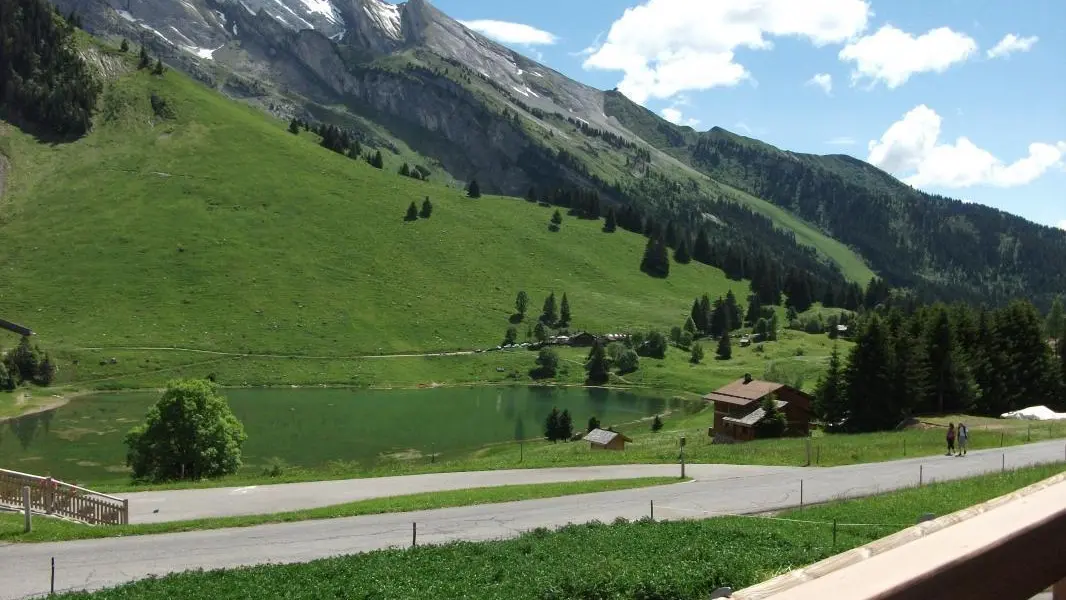 vue sur le lac des confins