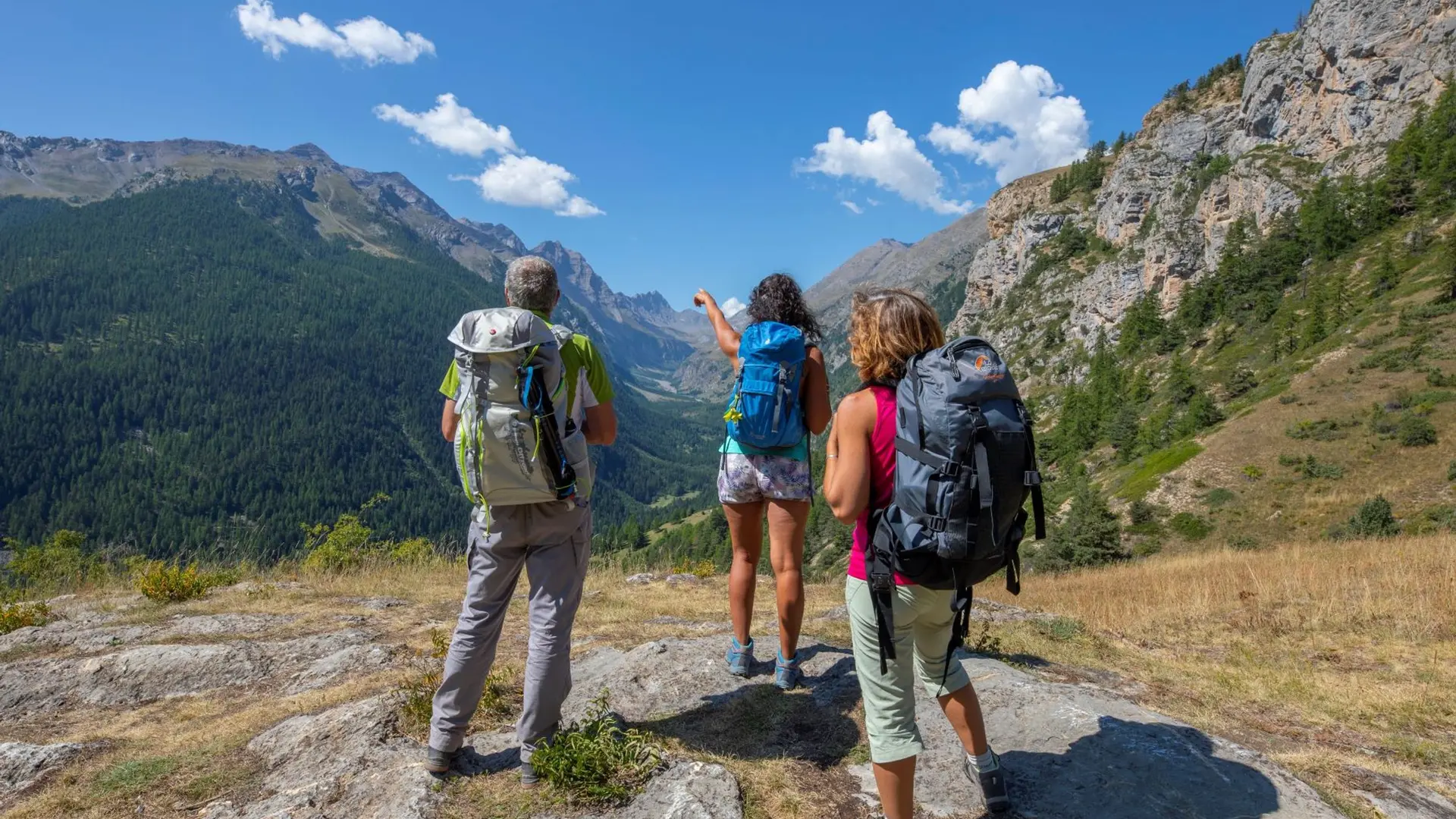 Randonneurs au col de la Pousterle