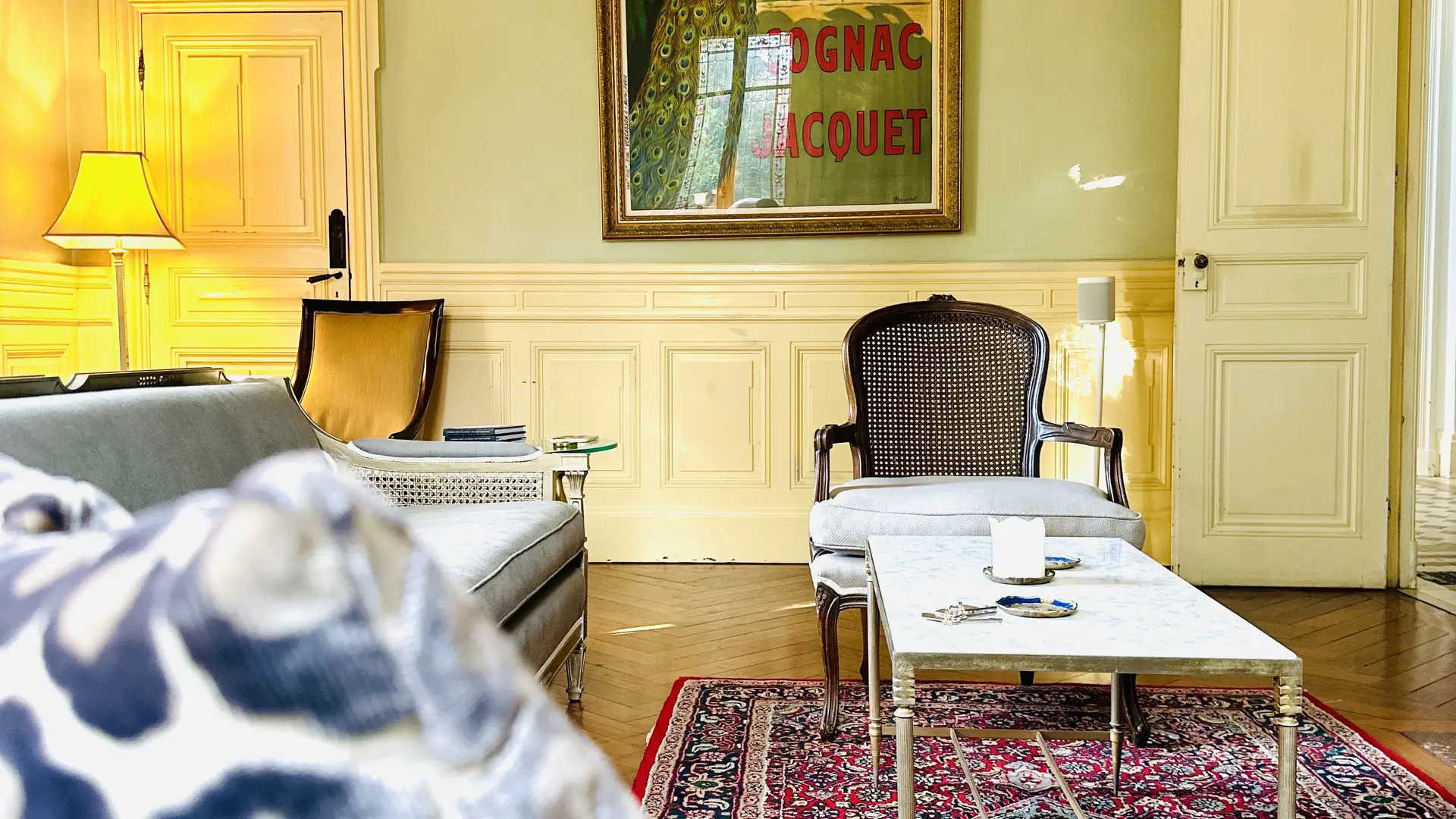 Lieu de rencontre et de repos, le grand salon accueille les hôtes dans une ambiance feutrée