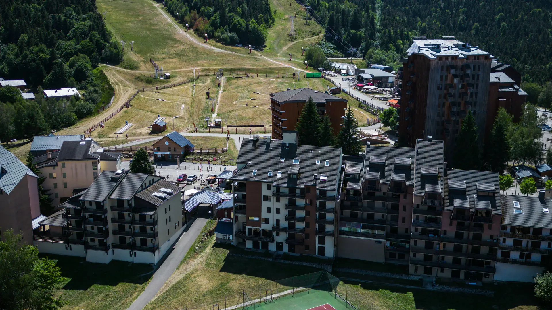 terrain de tennis extérieur