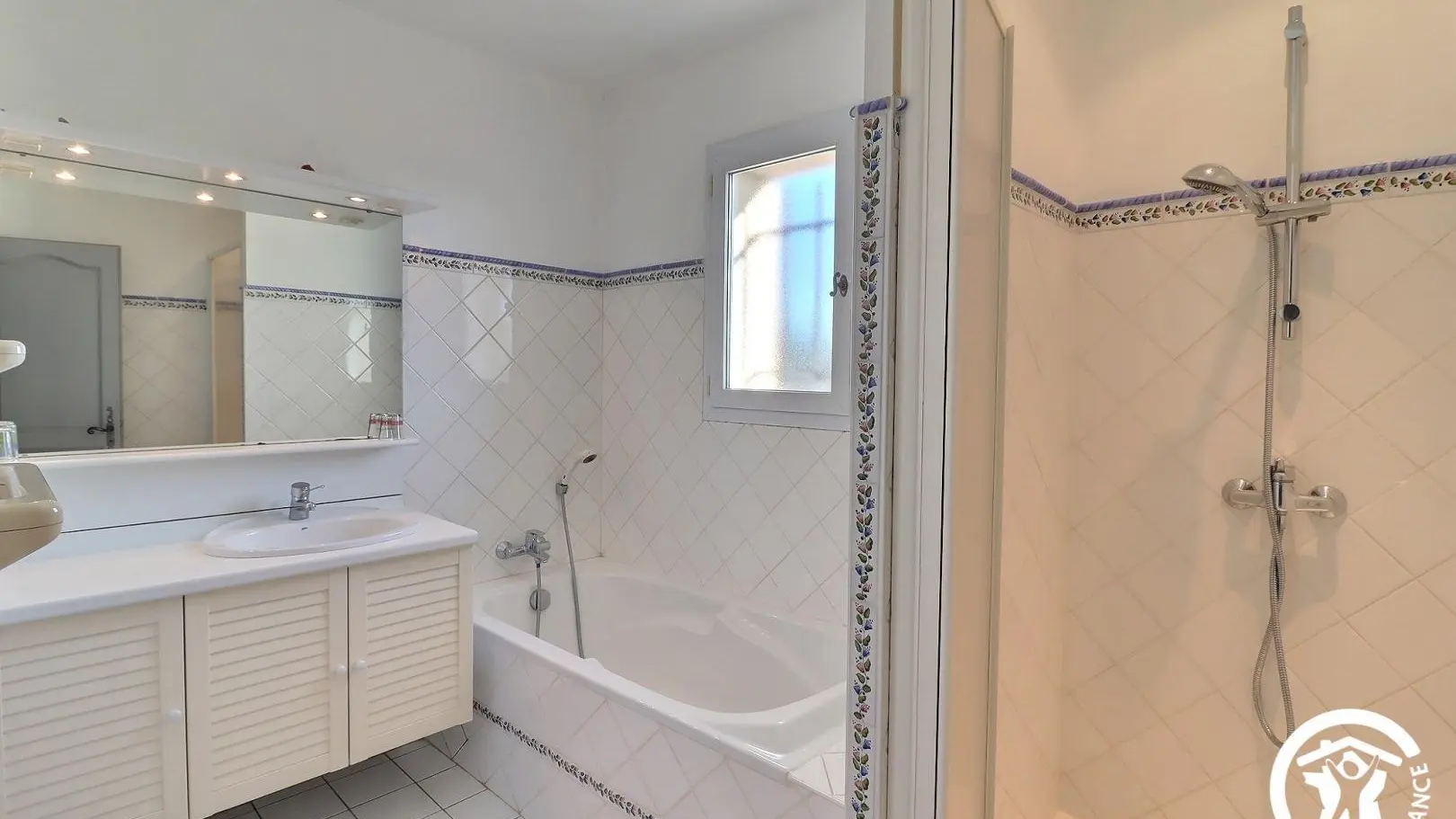 Salle de bain à l'étage avec douche et baignoire