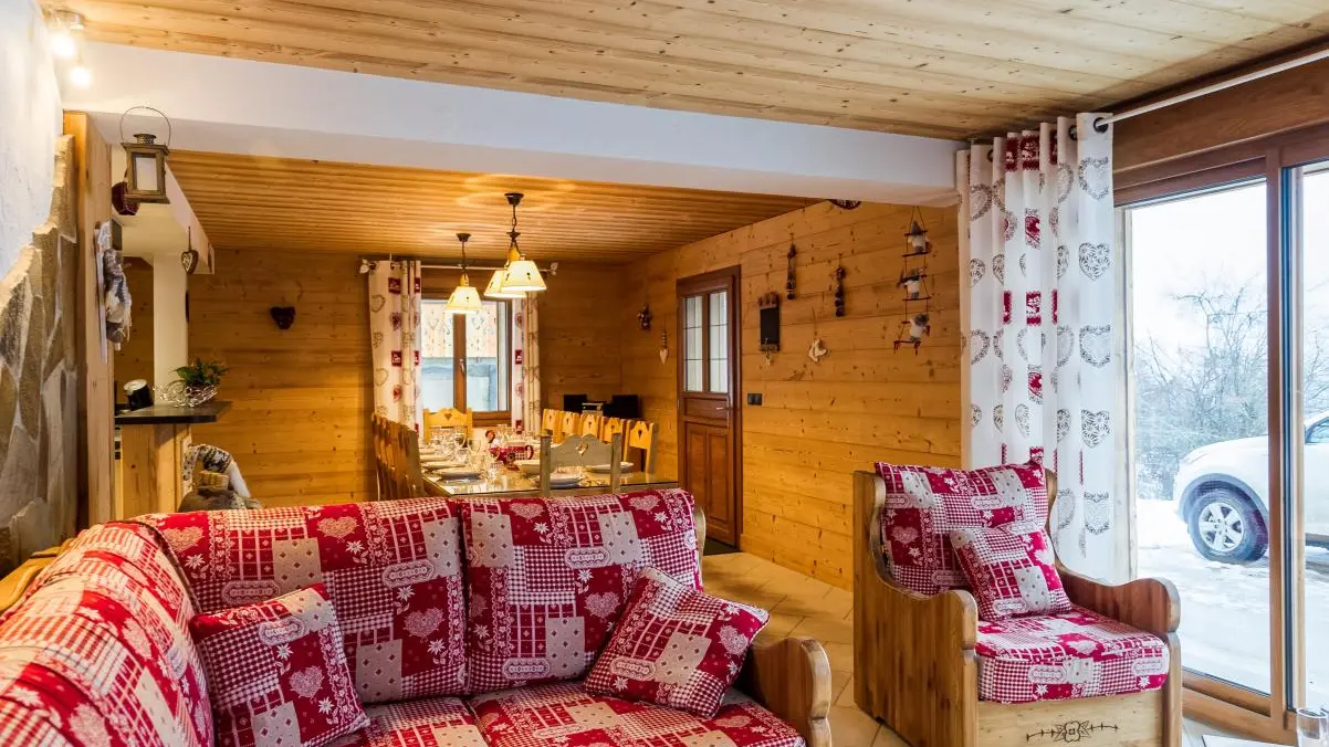 Baie vitrée avec accès à la terrasse privative