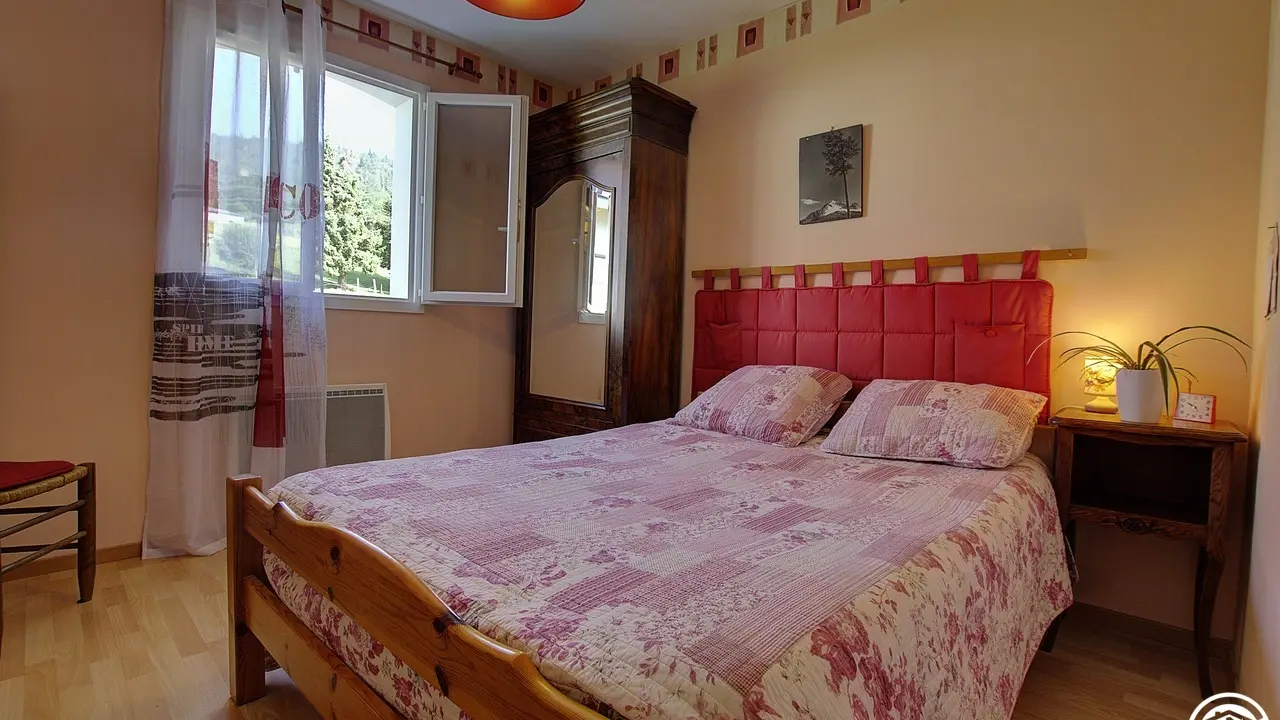 La chambre est composée d'un lit en 140*190.