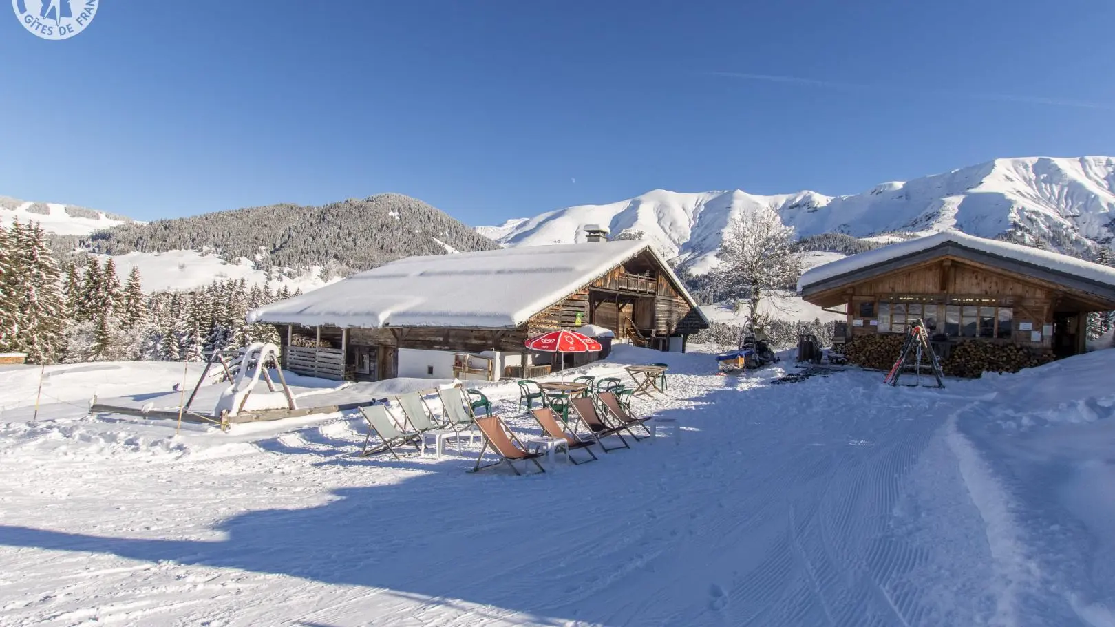 Chalet comprenant les 2 gîtes (sur la gauche) + snack des propriétaires (à droite)