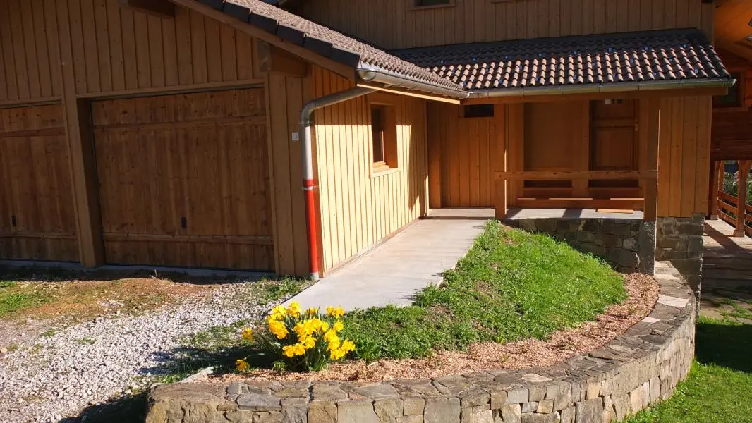 Le garage et l'accès au gîte