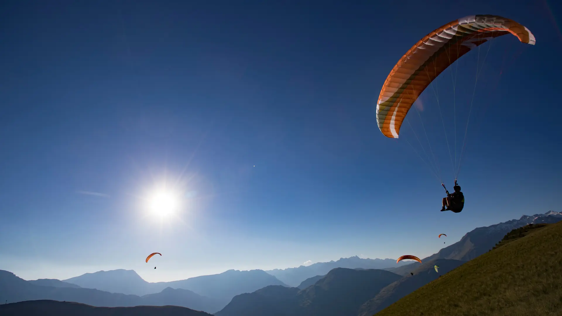 Parapente dans le ciel