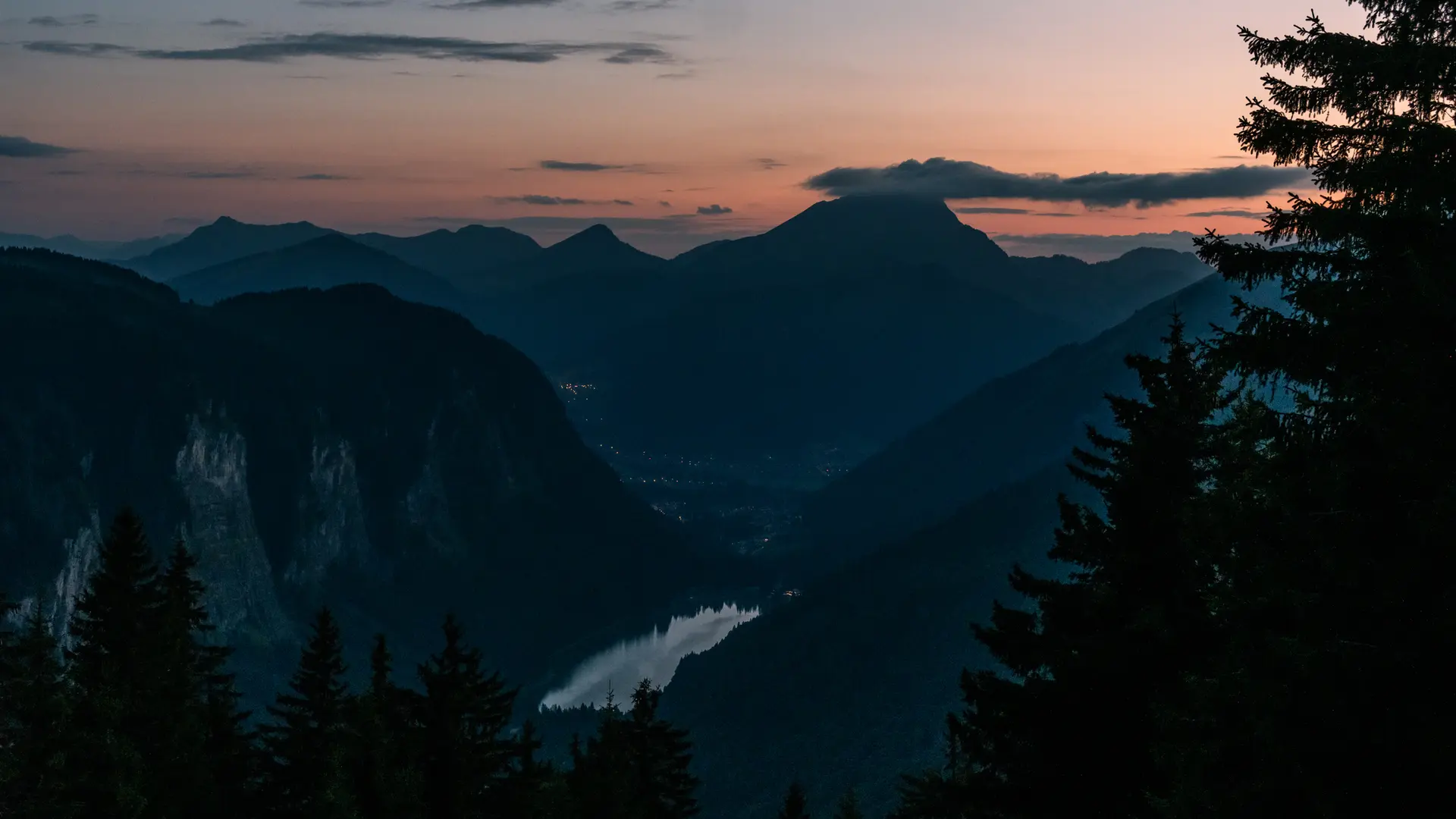 Lac de Montriond et Roc d'Enfer à la tombée de la nuit